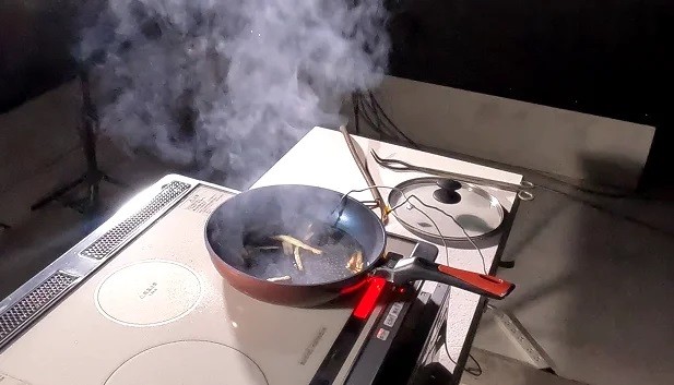 検証4：蓋をせず、26cmのフライパンに少量（150ml-250ml）の油（油の深さ：3mm-1cm程度）で揚げる（提供画像）