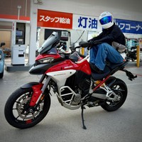 愛車に乗るばったさん ※ばったさん提供