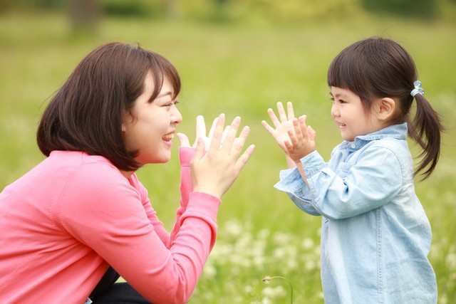 手遊びする親子※画像はイメージです（yamasan/stock.adobe.com）