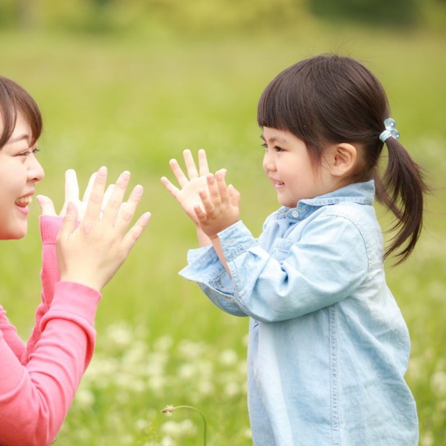 手遊びする親子※画像はイメージです（yamasan/stock.adobe.com）