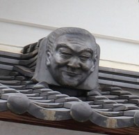 淡路島の町長の笑顔をモチーフにした鬼瓦（福知山市大江町河守・鬼の回廊）