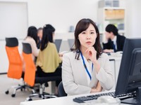職場の人間関係に悩む女性※画像はイメージです（maroke/stock.adobe.com/）