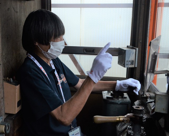 一畑電車が好きで定年退職を機に、大阪から島根に移住した増田義裕（よしひろ）さん。「バタデン」ファンになったきっかけや魅力を聞いた＝出雲市平田町、雲州平田駅