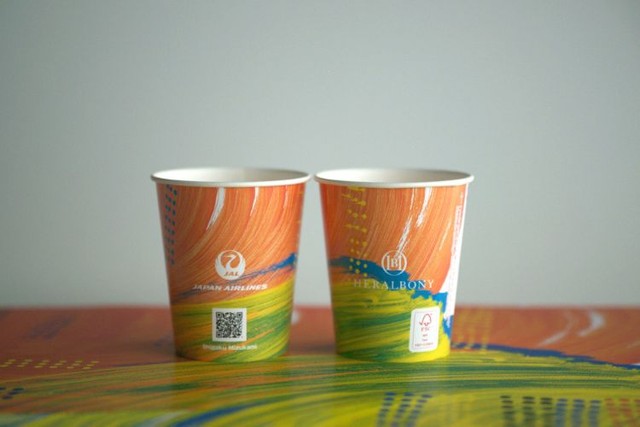 JAL賞を受賞した水上詩楽さんの作品「タイトル不明」は、同社機内ドリンク提供用の紙コップのデザインに採用された＝HERALBONY Art Prize PR事務局提供