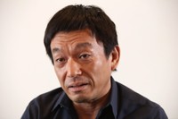 インタビューに応じる山本兵衛監督
