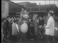 「怪獣ブースカ」第18話にレポーター役で出演した桜井浩子（中央右）©円谷プロ