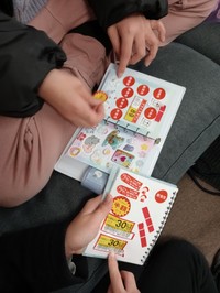 お友達は「30%引きとラップが見つかるシール2つセット」と「半額シール」を交換してくれたそうです（提供：カニ軍艦太郎さん）