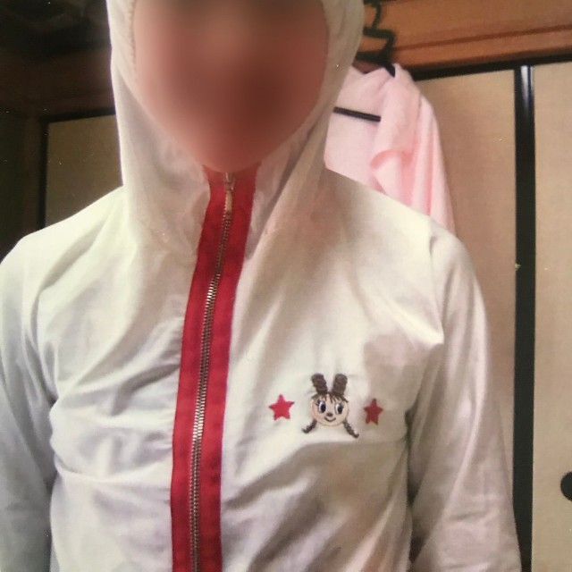 母親が残している小学生のころの「オフザケ」写真／なっちゃんさん（@ohagi_azuki0830）提供