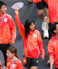 パリ五輪の閉会式で扇子を振る田中希実＝2024年