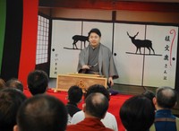 「日野日出志寄席」に出演した笑福亭智丸＝大阪市内の高津神社