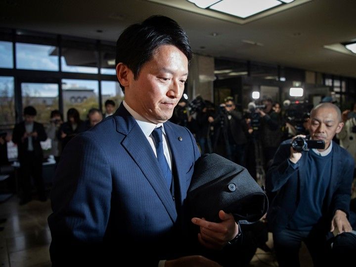 調査報告書が提出されたことを受けた記者の取材に応じ、退席する兵庫県の斎藤元彦知事=2025年3月19日午後5時45分、神戸市中央区