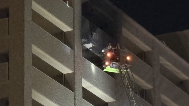 岡山市中心部のマンション13階で火災　男性1人が意識不明の状態で搬送