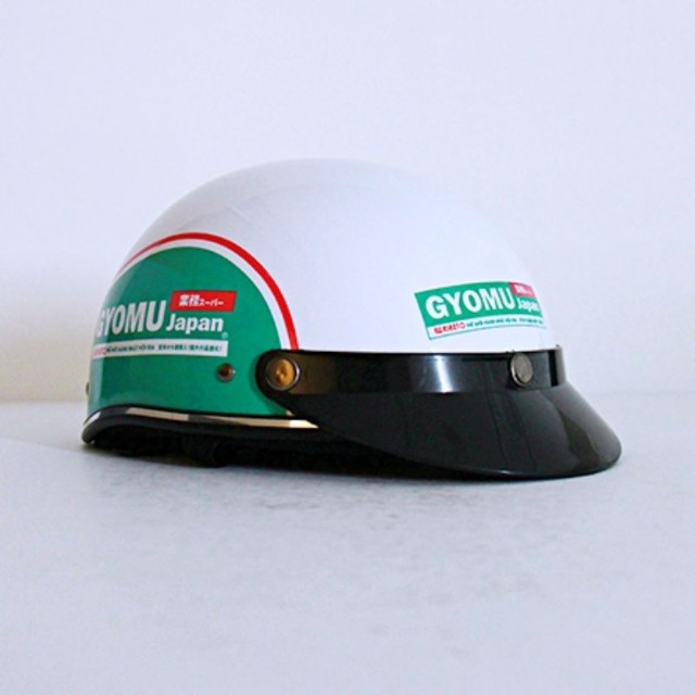 ベトナムの『業務スーパー』で配布されたヘルメット（ななめ前から）（画像提供：株式会社神戸物産）