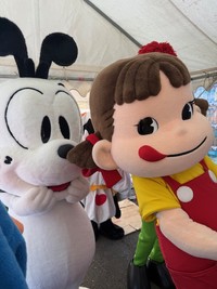 何だか、うんちょこちょこちょこしているペコちゃんと。／株式会社サンワードの公式X（@sunward_info）より