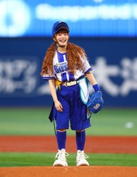 帽子を3枚重ねて独特のセンスを披露したきゃりーぱみゅぱみゅ＝横浜