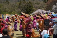 ティラノサウルスの群れに交じるプテラノドン／日本ティラノサウルス保存会（@TREXraceDAISEN）提供