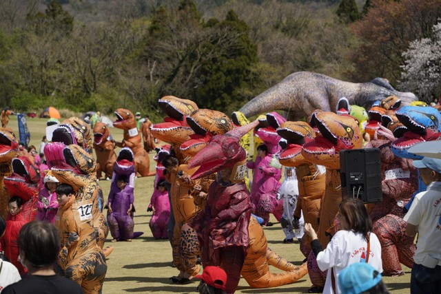 ティラノサウルスの群れに交じるプテラノドン／日本ティラノサウルス保存会（@TREXraceDAISEN）提供