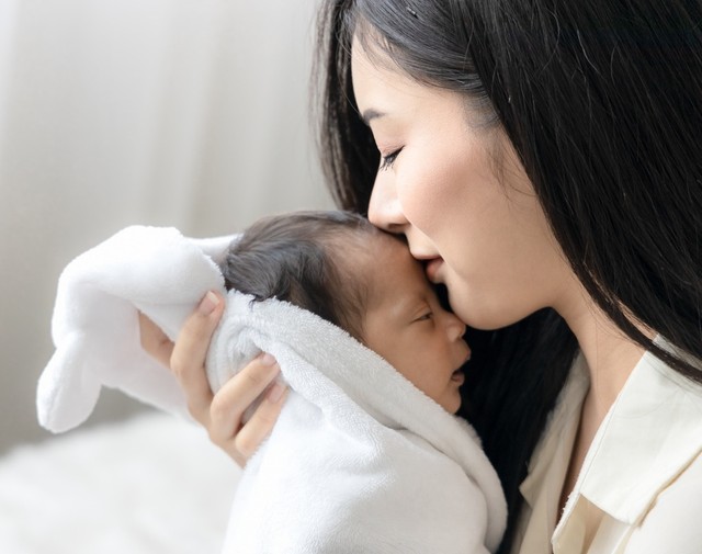 子どもと母親※画像はイメージです（amornchaijj/stock.adobe.com）