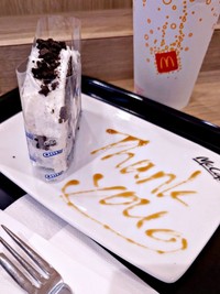 マックカフェで提供された飾り文字があしらわれたプレート（画像提供：アピロスつばささん）
