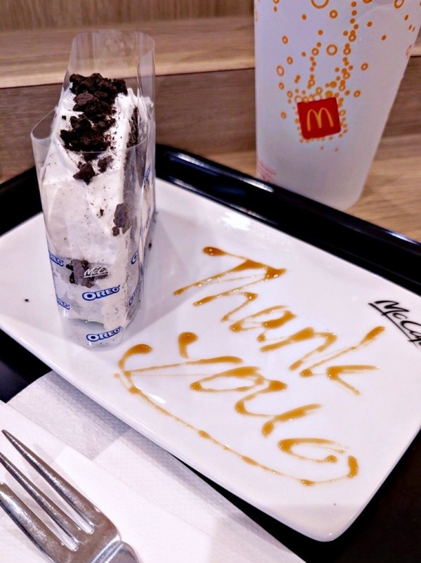 マックカフェで提供された飾り文字があしらわれたプレート（画像提供：アピロスつばささん）