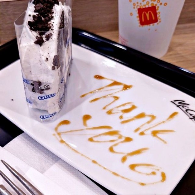 マックカフェで提供された飾り文字があしらわれたプレート（画像提供：アピロスつばささん）