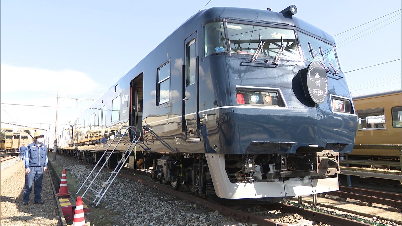 車体は西日本の海や空をイメージした深みのある紺色 夜行特急列車