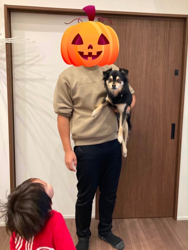 183センチのパパが抱っこすると小さく見えるチョコちゃん（画像提供：チョコさん）