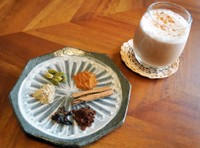 インド発祥のスパイスミルクティー「チャイ」には、シナモン、カルダモン、クローブなどのスパイスが含まれる　※画像はイメージです