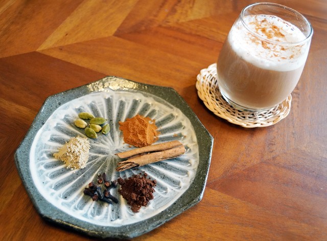 インド発祥のスパイスミルクティー「チャイ」には、シナモン、カルダモン、クローブなどのスパイスが含まれる　※画像はイメージです