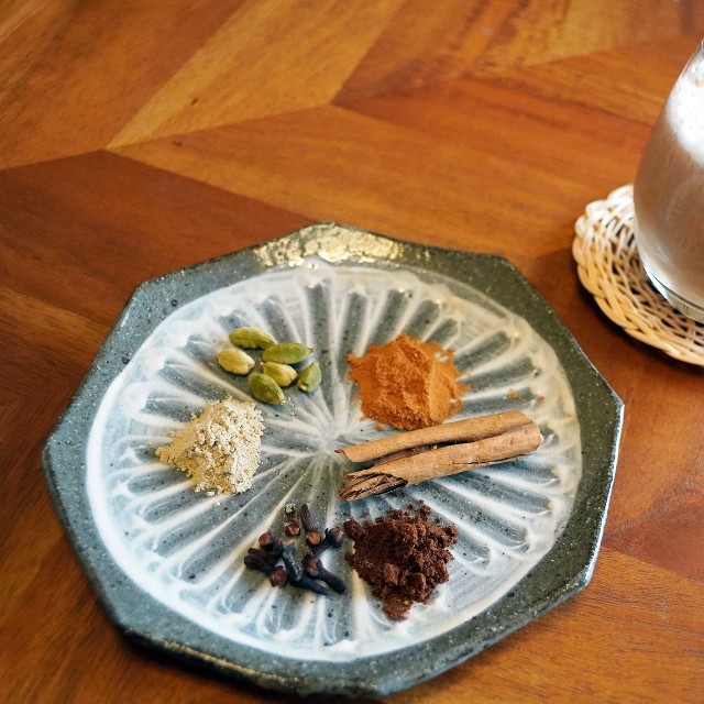 インド発祥のスパイスミルクティー「チャイ」には、シナモン、カルダモン、クローブなどのスパイスが含まれる　※画像はイメージです