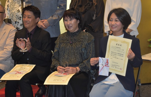 第6回「川島なお美動物愛護賞」で受賞した保護猫カフェ「ひだまり号」の祖父江昌子さん㊥。左は坂上忍さん（東京都内にて、渡辺撮影）