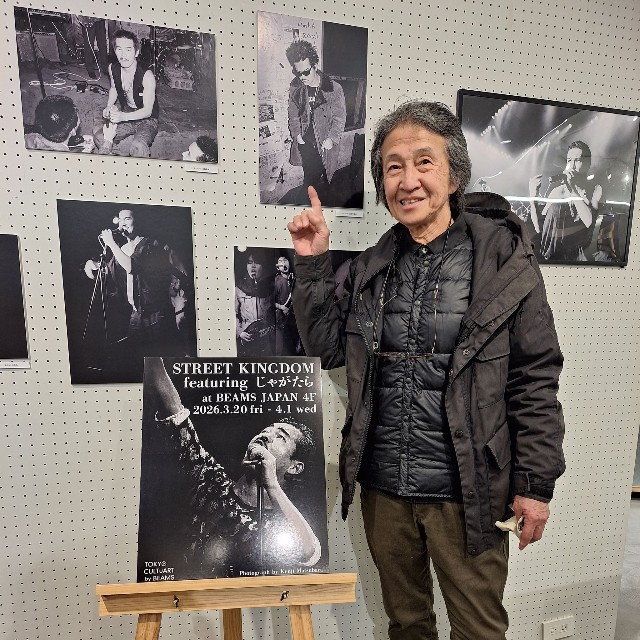 バンド「じゃがたら」と歩んだ日々を振り返るカメラマンの松原研二氏。4月10日から集大成となる写真展を開催する＝都内
