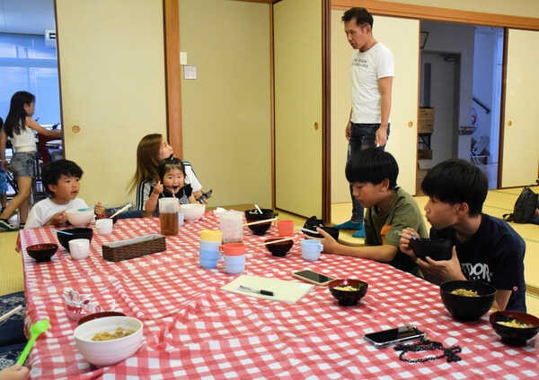 地元の子ども食堂で温かいご飯を食べる子どもら（精華町祝園・東集会所）