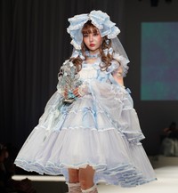 ランウエーを歩く戦慄かなの＝ヒカリエホール（撮影・高石航平）