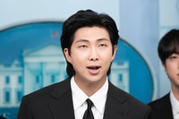 米ホワイトハウスの定例会見で記者団に英語で話すBTSのRMさん