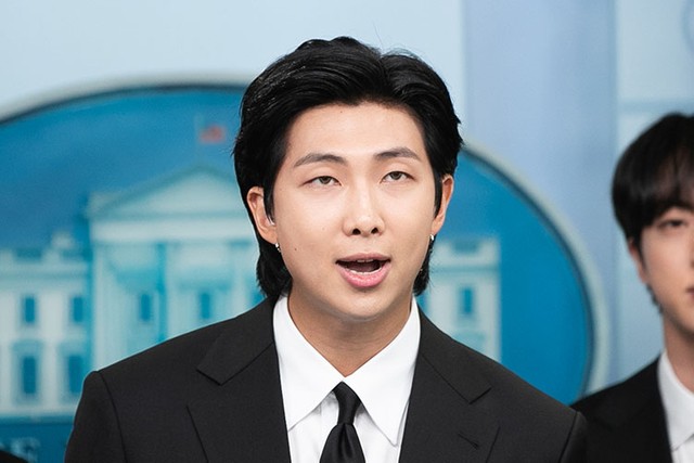 米ホワイトハウスの定例会見で記者団に英語で話すBTSのRMさん