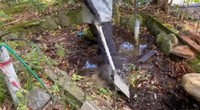 大量の泥や落葉と格闘中（写真提供：YouTubeチャンネル「小さな村で暮らす」さん）