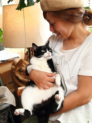 お疲れ様、とスタッフの浜野綾子さん（37歳）に抱かれて