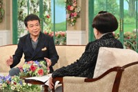 「徹子の部屋」に出演する中山秀征（左）と司会の黒柳徹子＝テレビ朝日提供