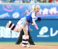 ギャルファッションで投球