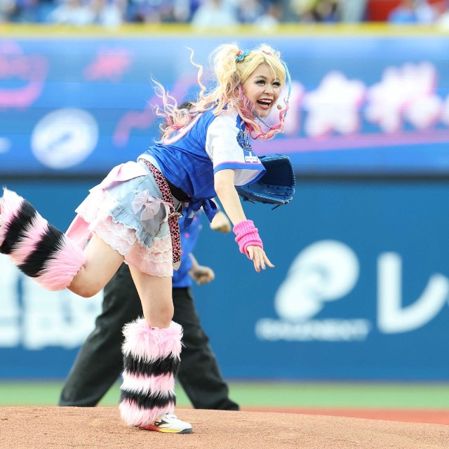 ギャルファッションで投球