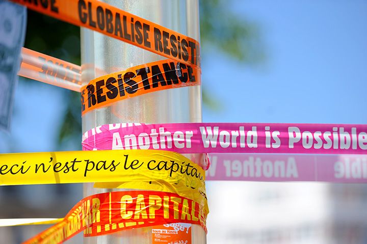 フランス、ル・アーヴルでの反G8デモの風景（2011年） Anti-G8 demonstration in Le Havre, France, the week-end before the G8 summit in Deauville. By Guillaume Paumier - Own work, CC BY 3.0.
