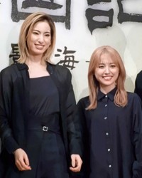 東京での会見に出席した柚香光（左）、加藤梨里香