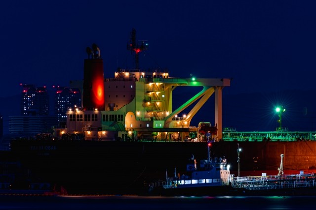 タンカーが夜に灯している赤と緑の照明…どんな意味があるか知ってますか？