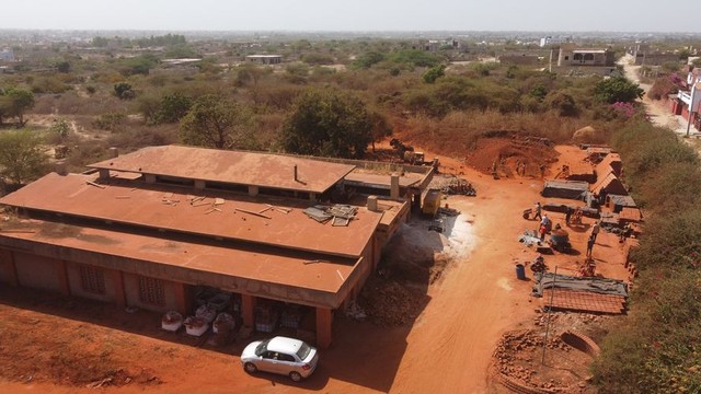 土れんがをはじめ、地元の自然素材をつかった建材を製造する「エレメンテール」の工場＝2023年12月23日、セネガル西部、シェイク・サイ撮影