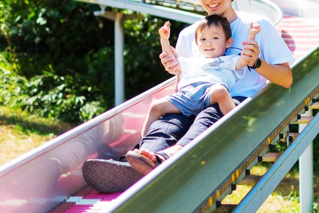 子どもを膝の上にのせて、すべり台をすべると……実は、危険！？　写真はイメージです（Nii Koo Nyan/stock.adobe.com）
