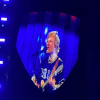 京セラドーム大阪での公演で、同球場を本拠地にするオリックス・バファローズのユニフォームを着てアンコールに応えたエド・シーラン（提供）