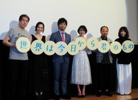 映画「世界は今日から君のもの」の舞台あいさつに登場した（左から）尾崎将也監督、比留川游、三浦貴大、門脇麦、マキタスポーツ、YOU＝2017年