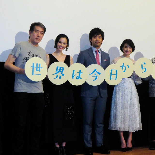 映画「世界は今日から君のもの」の舞台あいさつに登場した（左から）尾崎将也監督、比留川游、三浦貴大、門脇麦、マキタスポーツ、YOU＝2017年