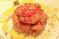 赤エビを贅沢に7匹と生卵を乗せたこぶし大の「エビ7」（税込1188円）。